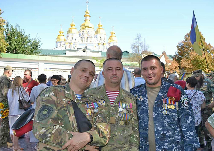 Сергій Мазаєв (на знімку праворуч) одягає кітель з медалями на роковини Іловайська. Фото з архіву Сергія МАЗАЄВА
